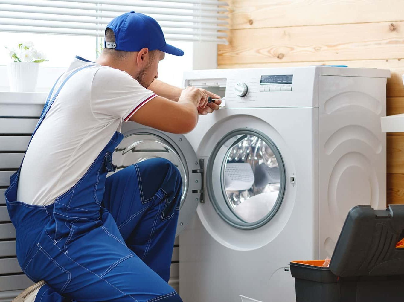 Técnico del servicio técnico Balay reparando electrodoméstico en Segovia